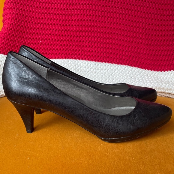 Me Too “Adcox” Black Leather Heels - Size 8 - Picture 2 of 5